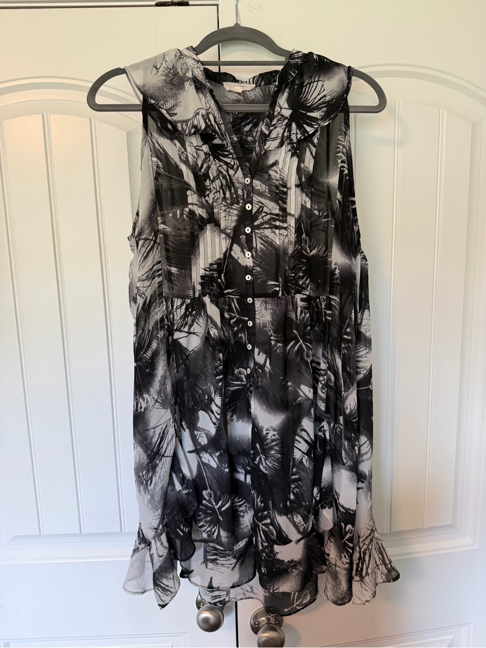 entro Black & White Sleeveless Button-Front Tunic